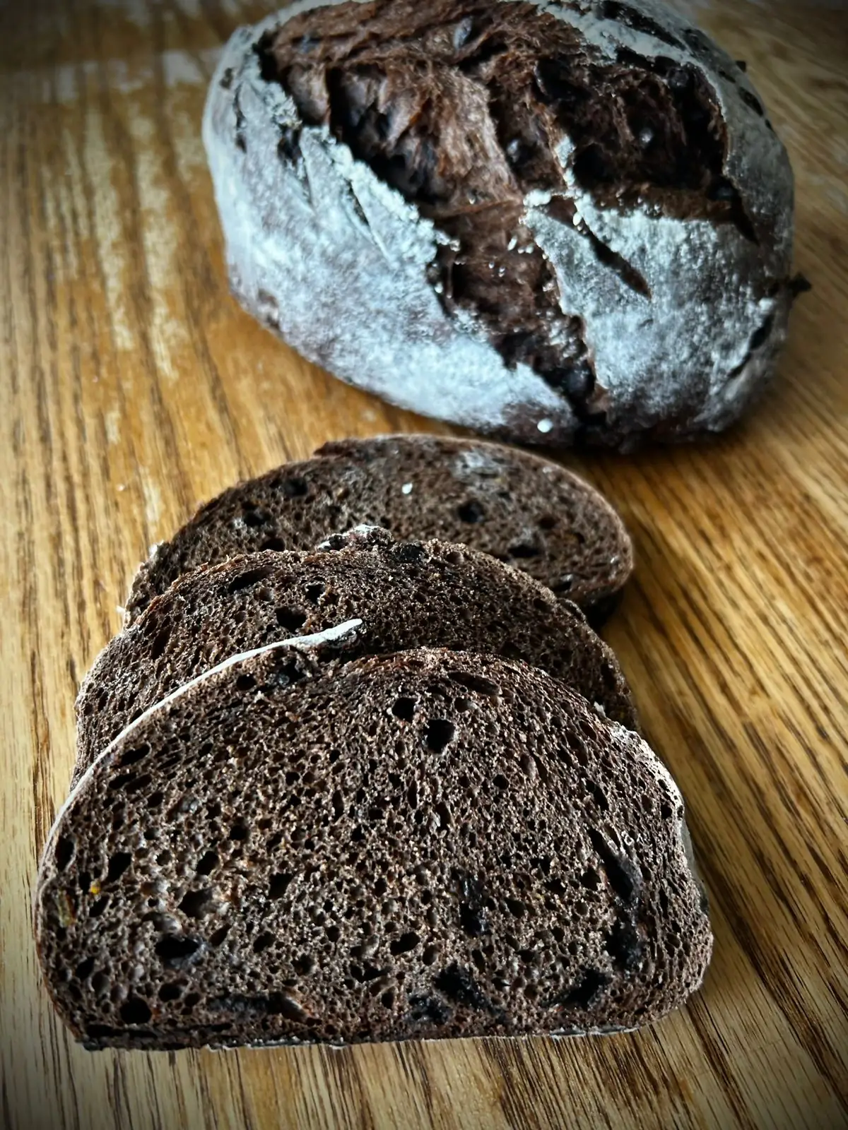 Pan semi-dulce de masa madre rebanado, con fruta integrada en la miga
