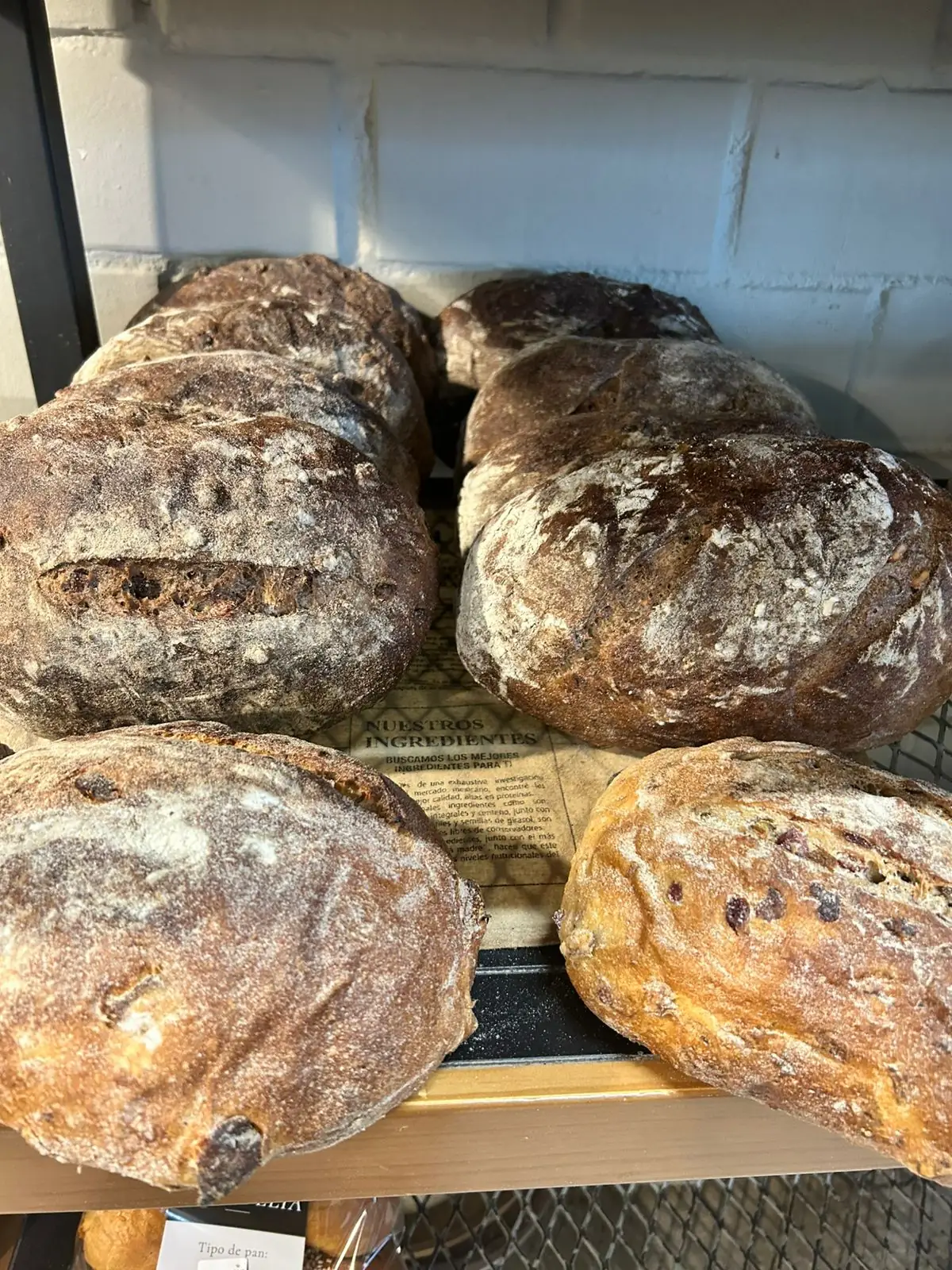 Hogazas de pan de cinco semillas y centeno en el horno
