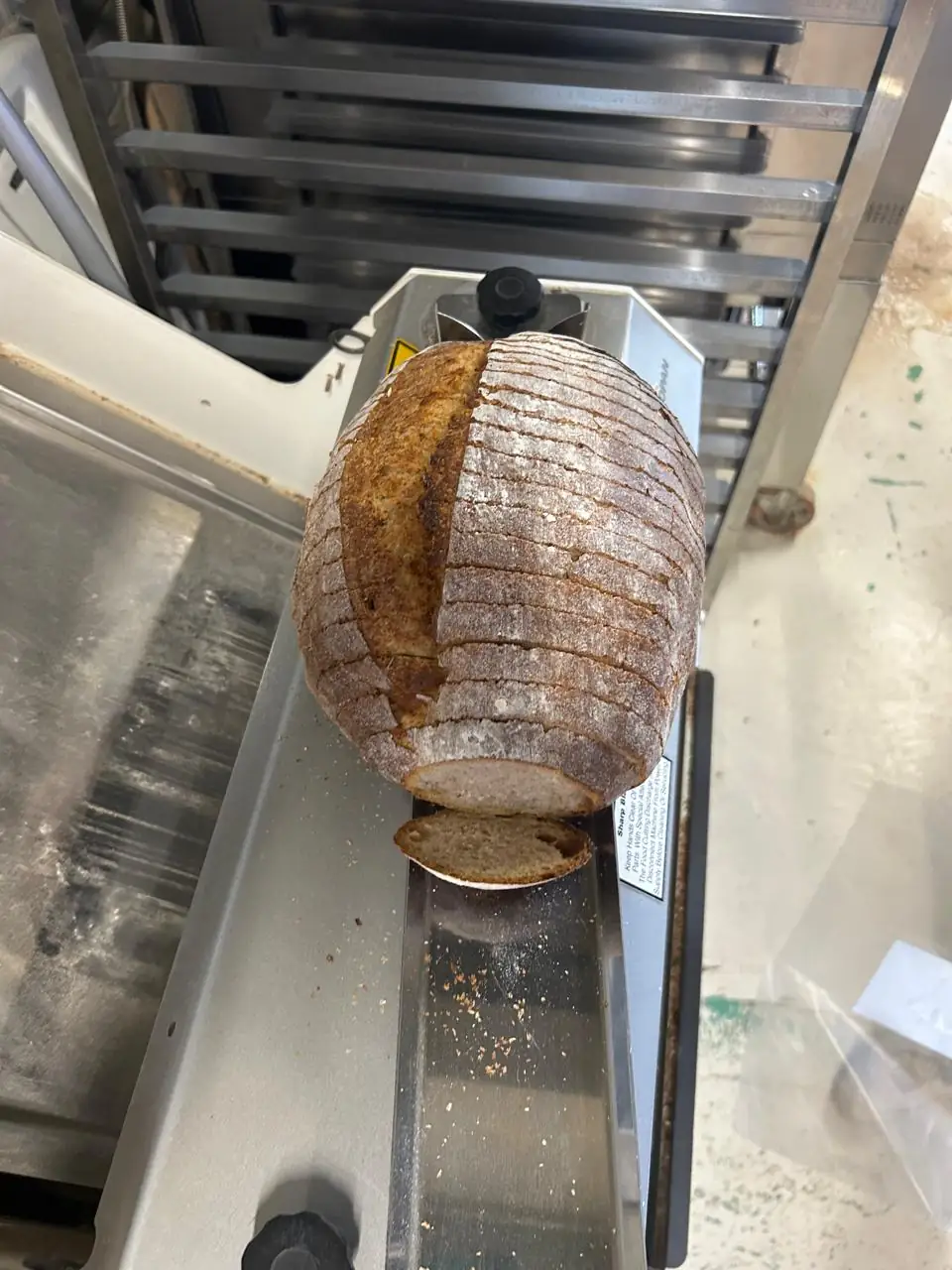 Barra de pan blanco de masa madre rebanada en la panadería