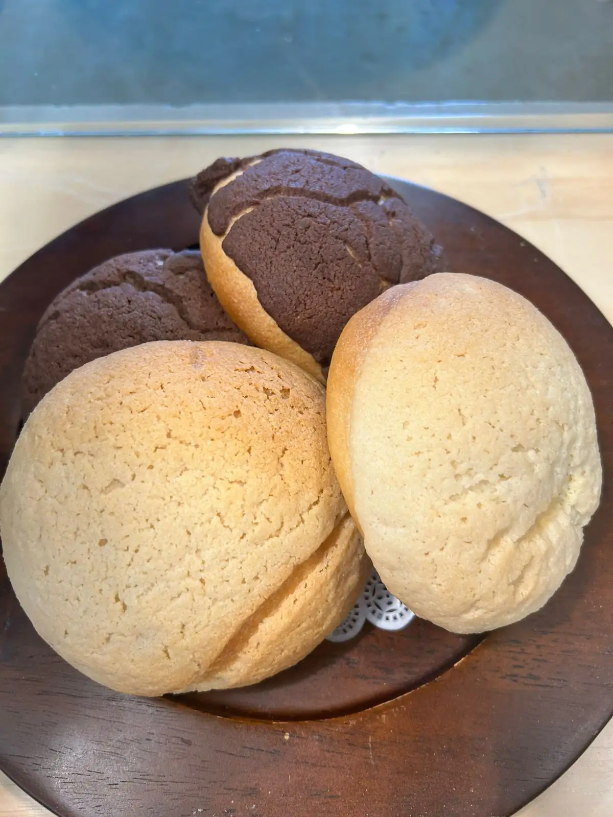 Conchas de vainilla y de chocolate recién horneadas