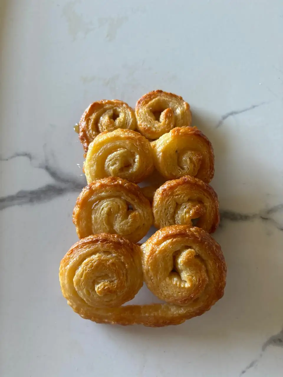 Palmeras de hojaldre horneadas, doradas y caramelizadas